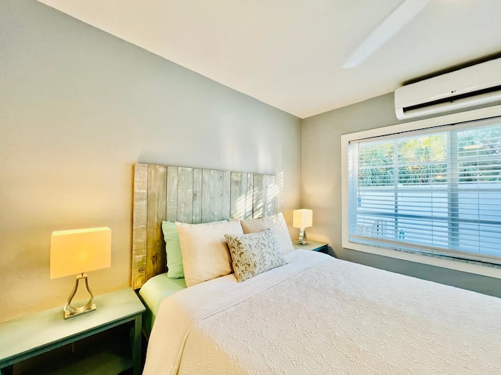 Cama tamaño queen con colchón de espuma viscoelástica con gel prémium.   Mesitas de noche, vestidor y vestidor, además de espacio adicional en el armario para el almacenamiento.   Sistema de aire acondicionado dividido tranquilo más ventilador de techo para moderar la temperatura para dormir.  Persianas para la noche.