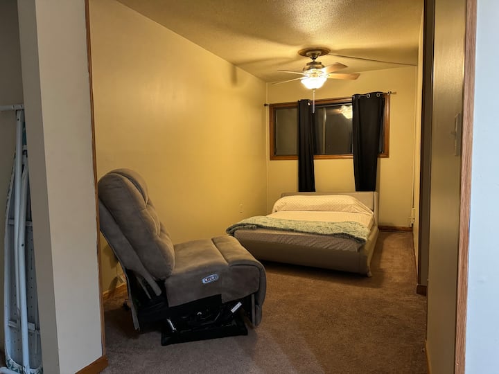 هذه هي غرفة النوم الرئيسية، سرير كامل الحجم، كرسي بظهر متحرك، وحوض خاص بك، وخزانة ملابس.