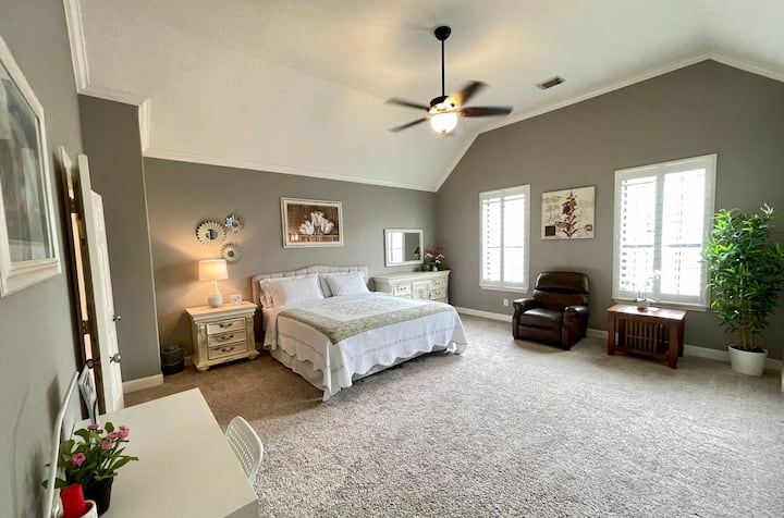 Dhomë gjumi e madhe kryesore në katin e tretë me krevat dopio "King", dollap të madh dhe vend pune.