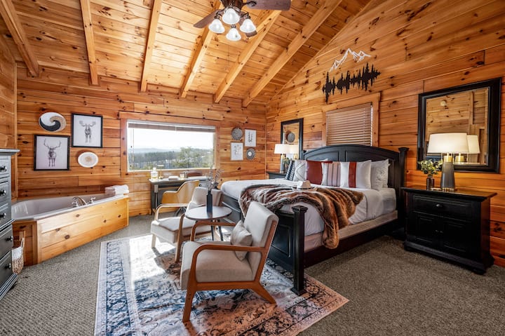 Დატკბით მთავარი ფლიგელით მთის თვალწარმტაცი ხედებით, სამუშაო სივრცით, დახვეწილი სკამებითა და ლუქს-კლასის ჯაკუზით იდეალური დასვენებისთვის.