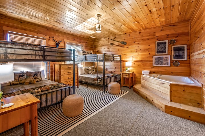 Ორსართულიანი ოთახი ჩვენს სარდაფში, ორი დედოფლის ორსართულიანი საწოლით, 8 საძინებლით. Ზედა ბუნკერებზე წონის ლიმიტია 200 ფუნტი.