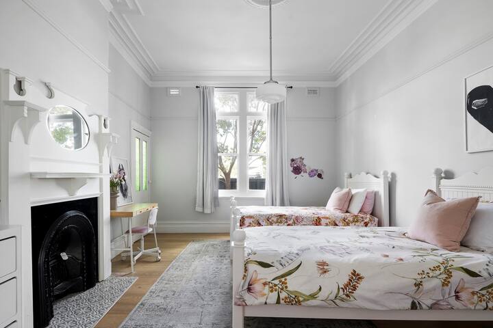 Brighton Designer Retreat – Walk to Beach & Cafes gallery image 4