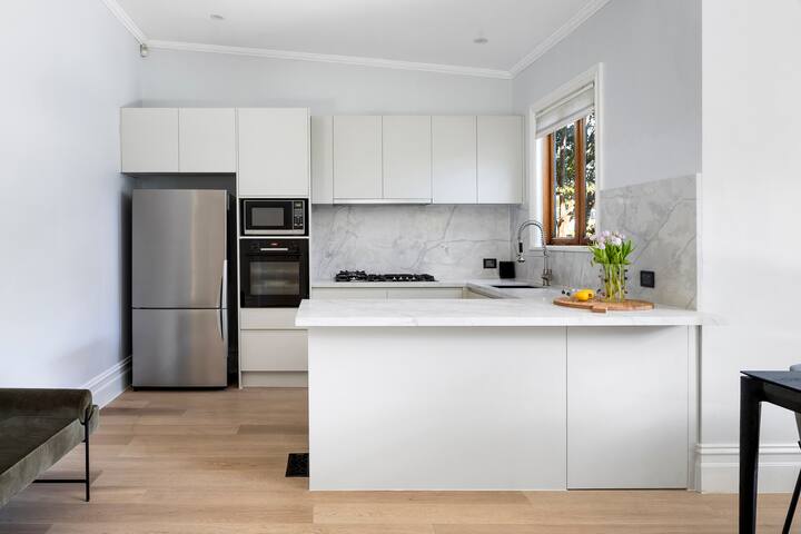 Brighton Designer Retreat – Walk to Beach & Cafes gallery image 5