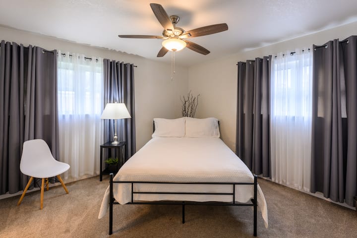 Dormitorio principal, colchón tamaño queen, vestidor, cortinas opacas, ventilador de techo, baño completo adjunto.