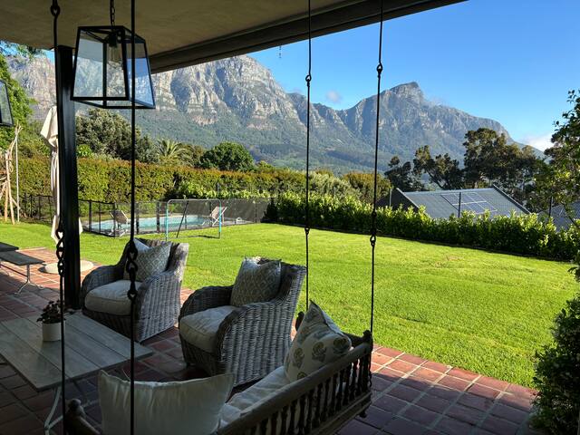 Beautiful big Bishopscourt family home gallery image 2