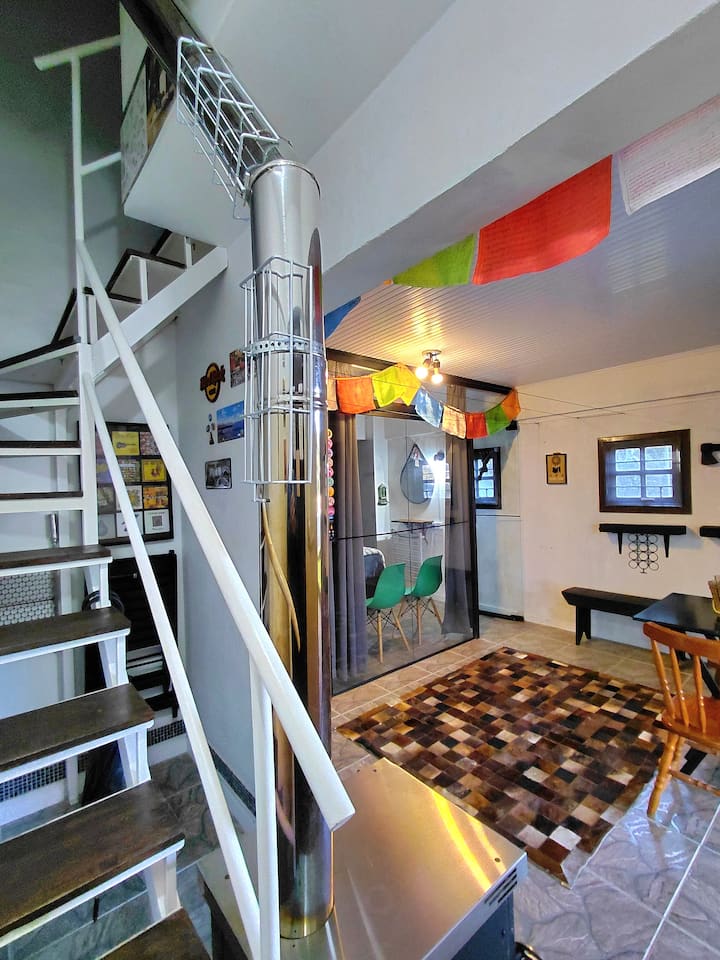 Habitación en la planta baja: dormitorio con cama doble, calefactor eléctrico y chimenea.