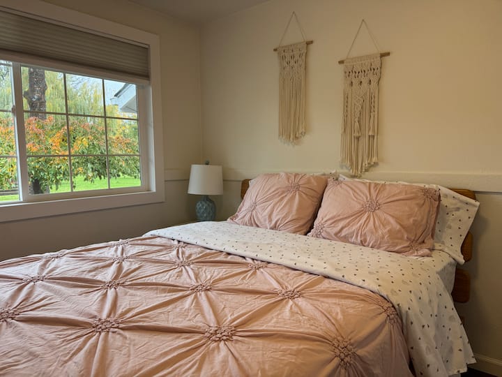 Мебели от висококачествена масивна дървесина