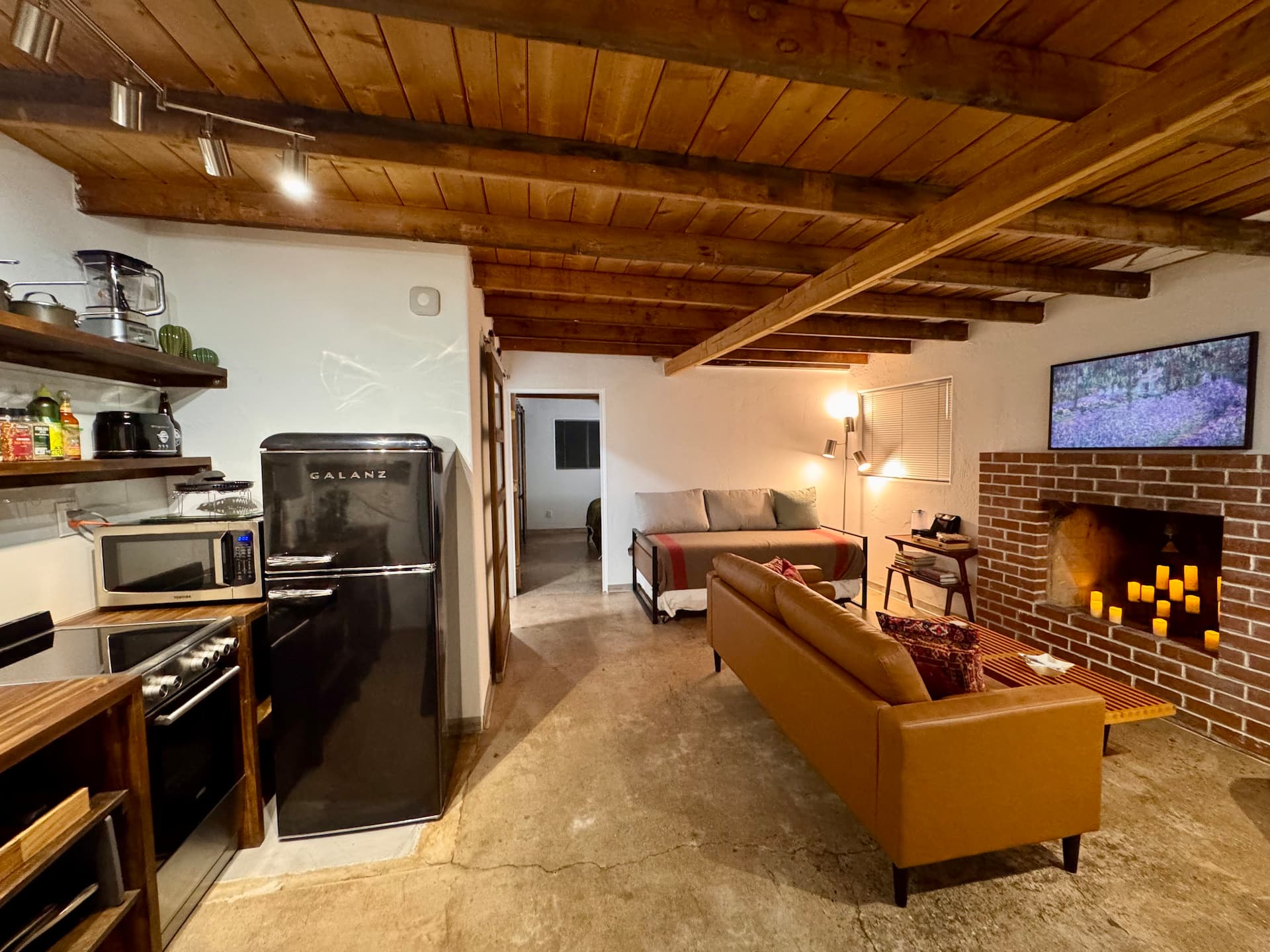 Tiny Mountain View Sauna Cabin - 10 min to Airport