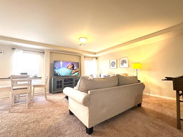 Comfortable house 5BD 3.5BA 3STORY 10BEDS 16 SLEEP gallery image 5