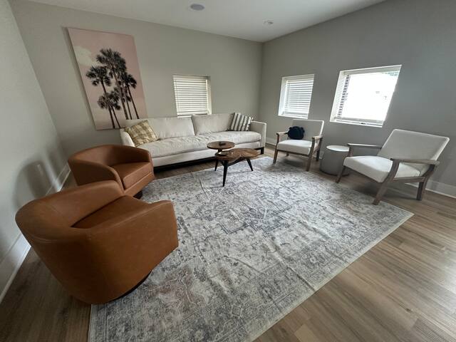 New Luxe Reno W/Hot Tub & Roof Top Terrace! gallery image 5