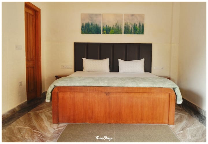 Chambre principale minimaliste avec un matelas en mousse à mémoire de forme. 