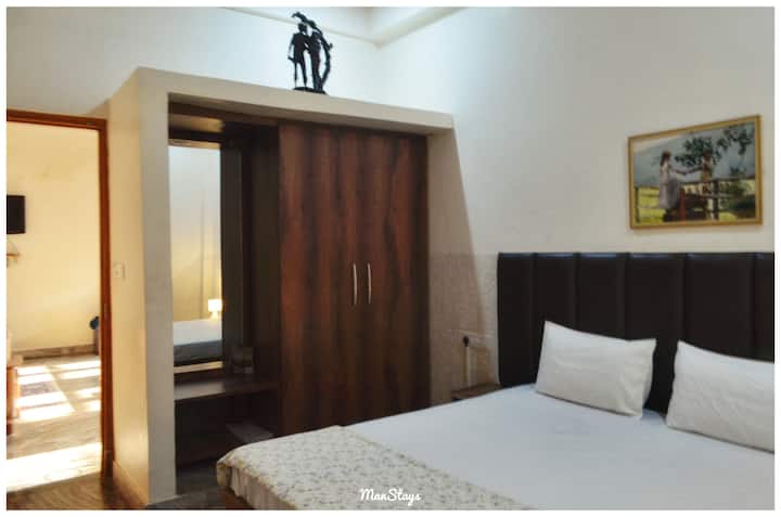 Une autre chambre minimaliste Slow Living avec un matelas en mousse à mémoire de forme. 