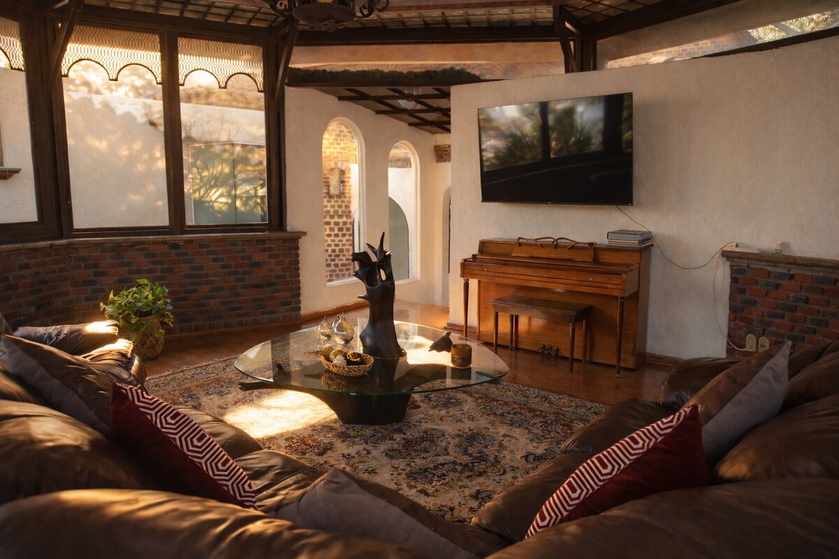 Popular Airbnb listing: Castillo Vergel in Lomas de Cocoyoc *16 people in Fraccionamiento Lomas De Cocoyoc
