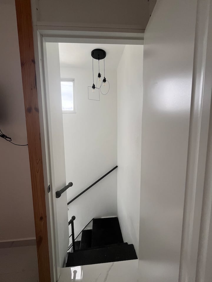 Escaliers de la chambre au salon. 