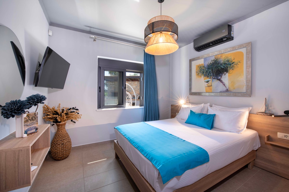 明亮现代的卧室，沿海风情，舒适的标准双人床，放松的蓝色装饰。