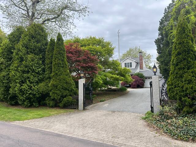 Luxury Gated Home near Newport & Beaches. 12 beds gallery image 3