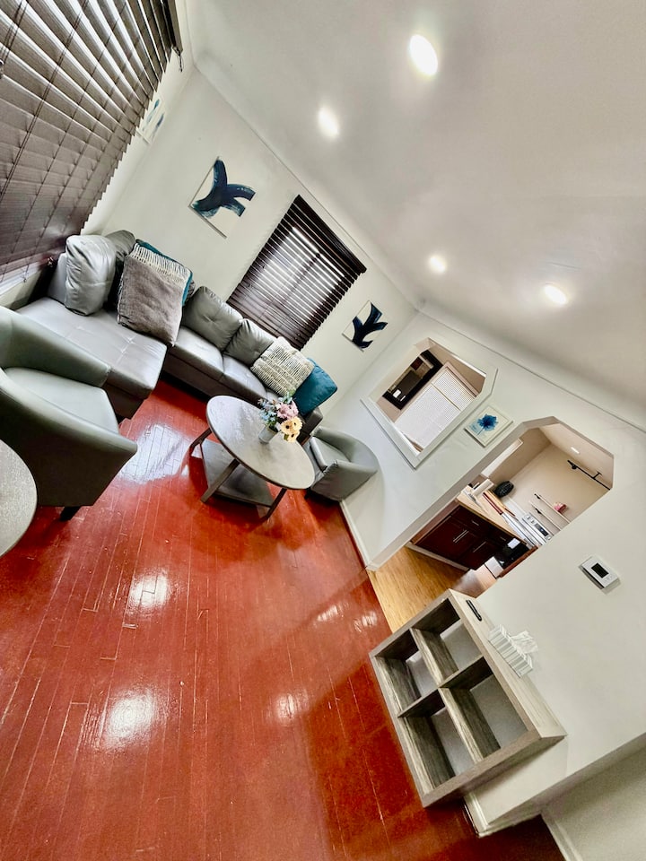 Hazel Park Cheerful 2-bedrooms Bungalow Free Parkg - Royal Oak, MI