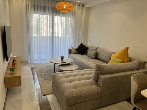 Popular Airbnb listing: Luxurious beachfront condo with sea view in Médina
