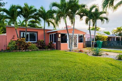 Private Beach Town Home: HEATED POOL+BEACH+AIRPORT