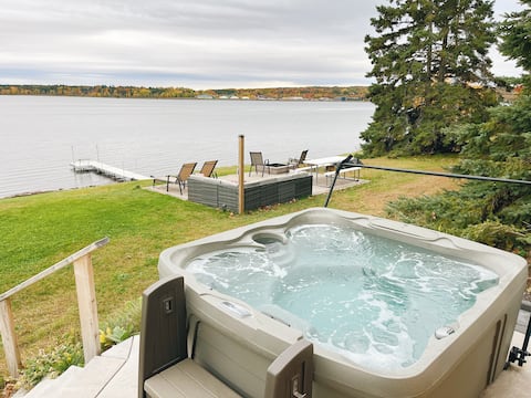 Relaxing Lakeside Home
5 Brdm 7 Beds *HOT TUB*