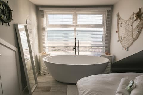 Cockles Beach House with hot tub