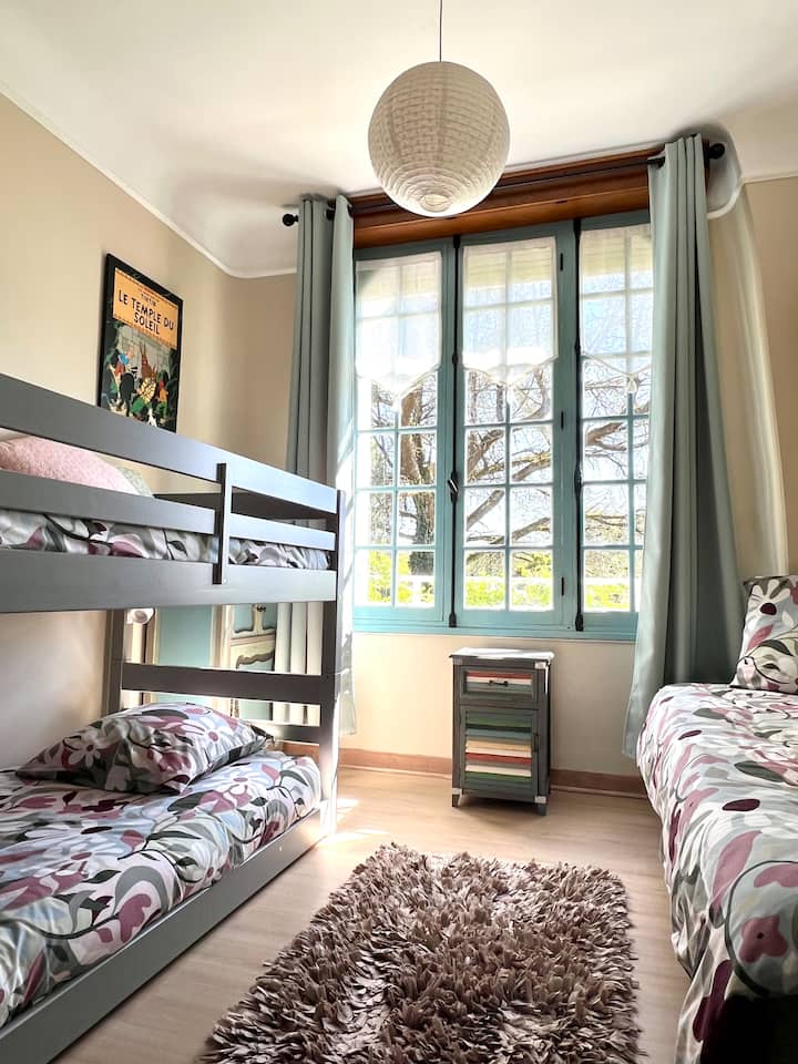 Poschodové postele Montessori (výška 1,20 m) a samostatná posteľ.