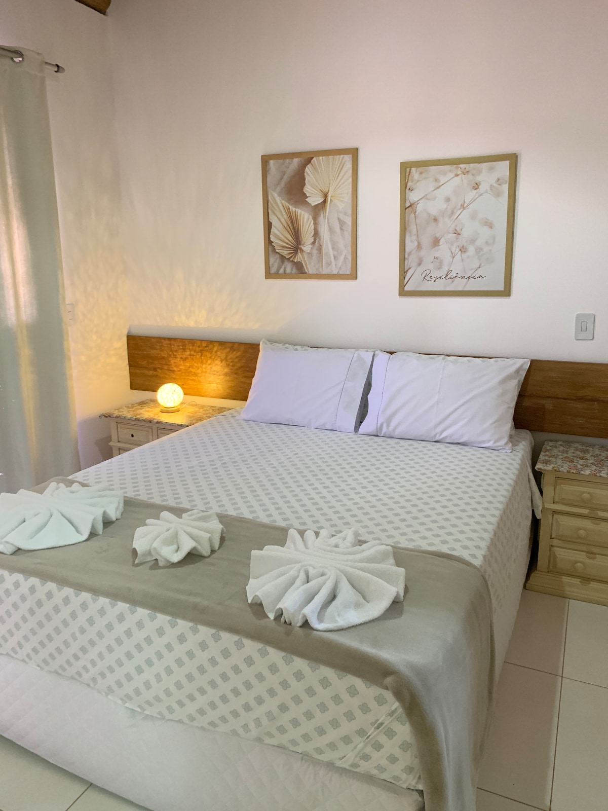 配备标准双人床的精美套房……