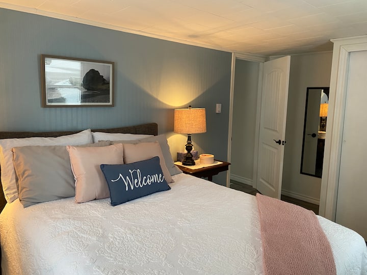 Полноразмерная кровать с новым матрасом. 