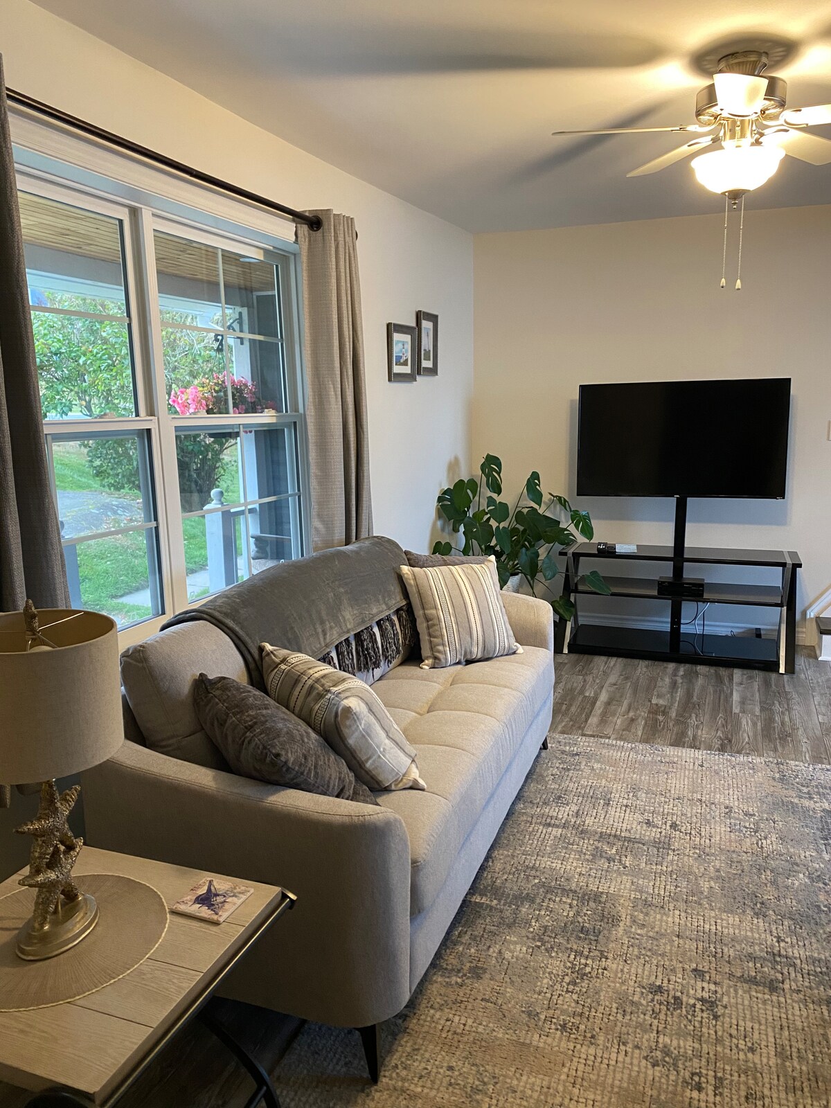 Amplia sala de estar con televisión vía satélite (Netflix también está disponible)