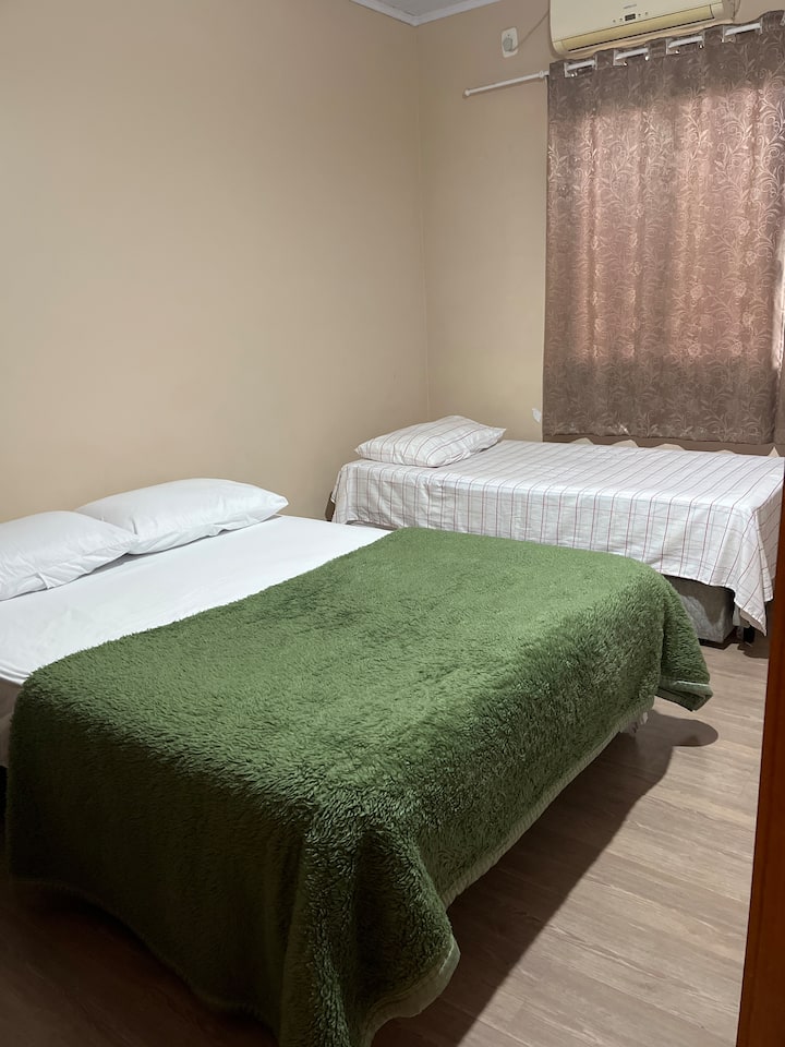Chambre avec :
01 lit double
01 lit simple avec lit d'appoint 
01 lit simple 
Total 05 places
