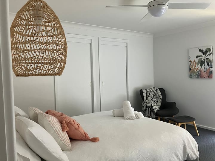 Chumba kikuu cha kulala kilicho na vazi la kuingia