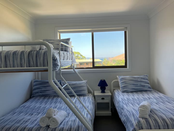 Chumba cha 4 cha kulala kilichojengwa kwenye kabati na feni ya miguu