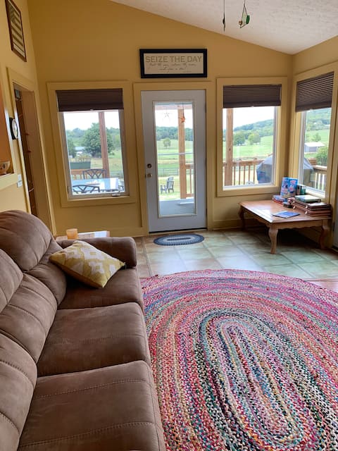 Firefly Junction - 3-bedroom cottage, amazing view