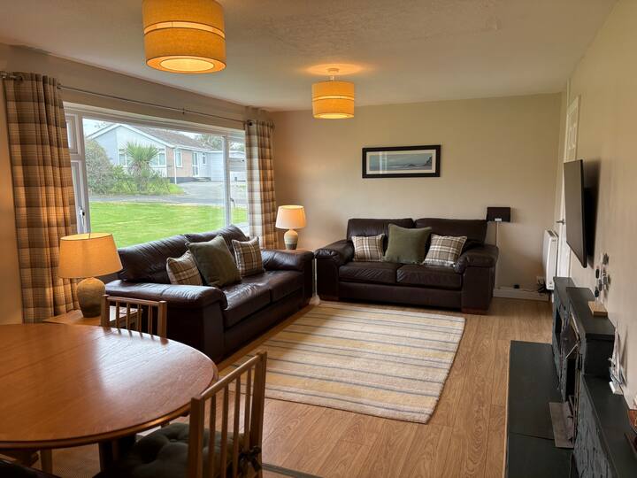 Bedroom Sea View, Enclosed Rear Garden, Parking - Anglesey
