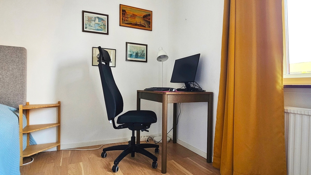 โต๊ะทำงานพร้อมจอภาพภายนอก แป้นพิมพ์ และเมาส์ เพียงแค่เสียบแล็ปท็อป