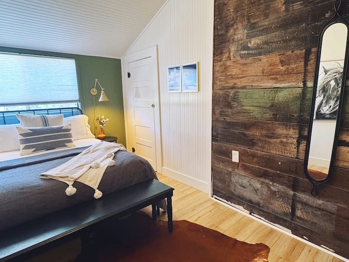 宽敞的卧室配备标准双人床