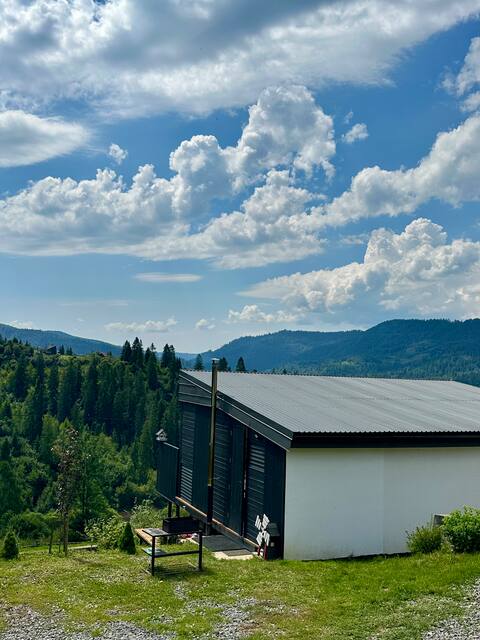 Ecottage cottage in the mountains with a hot tub