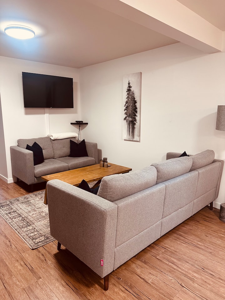 Mainerz- 2 Bedroom  King & Queen Suite #204 - Smithers
