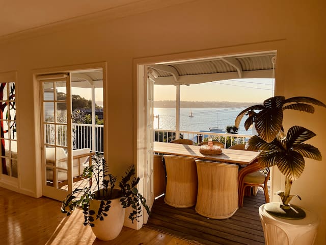 Bundeena Beach Getaway- water views & sunny deck