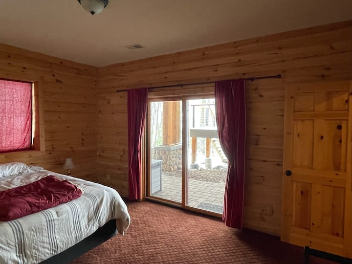 استمتع بهدوء غرفة النوم ذات الطابق السفلي،  والتي تحتوي على سرير بحجم كوين. تتيح لك الأبواب الزجاجية المنزلقة الخروج إلى الفناء الخلفي بينما توفر الخزانة مساحة تخزين