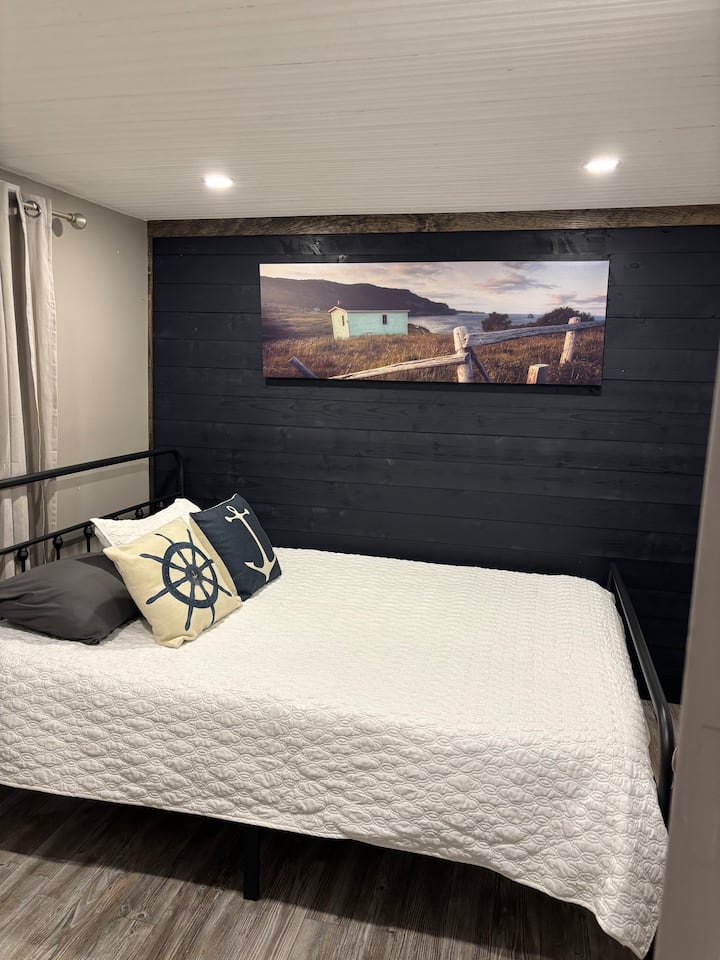 Spálňa s manželskou posteľou Queen na hlavnom pos