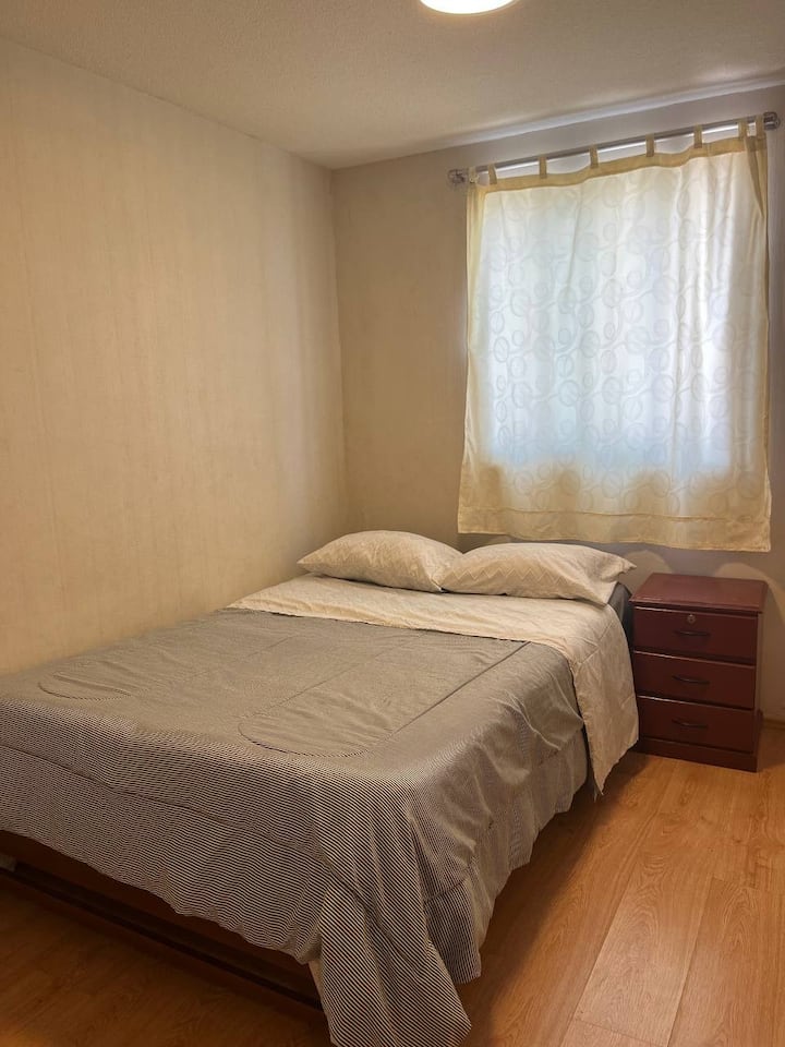 Dormitorio secundario:
Cama de 2 plazas con velador