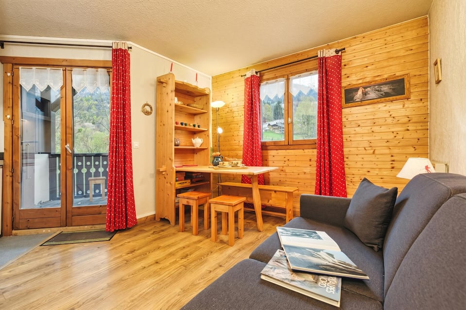 Apt DryadesD92 Near Lift: Duplex, Views, Balcony, Sleeps 5 - Happy Rentals — photo 1
