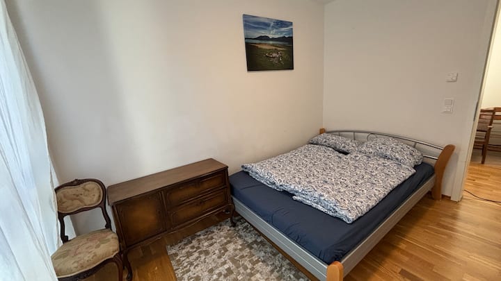 Dormitorio con cama (140 cm x 200 cm)