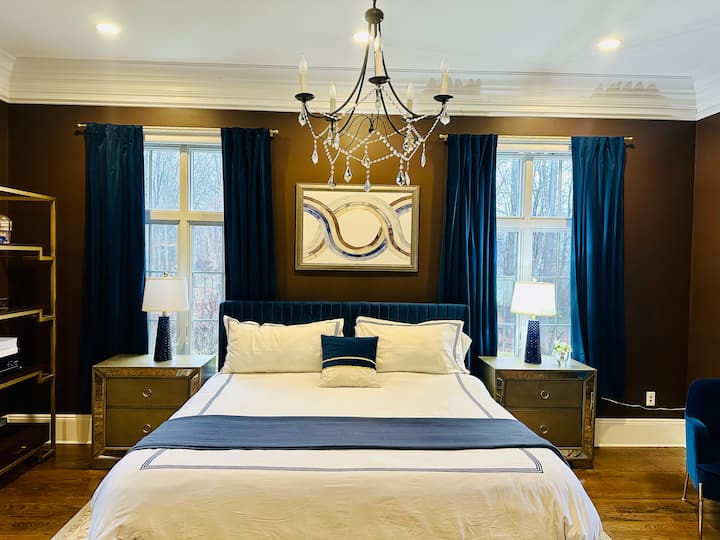 Priestranná spálňa s manželskou posteľou, krásne zdobená bohatými zamatovými prvkami na záclonách a pohovke. Táto izba sa nachádza na prvom poschodí a je ideálna pre hostí, ktorí sa chcú vyhnúť schodom.