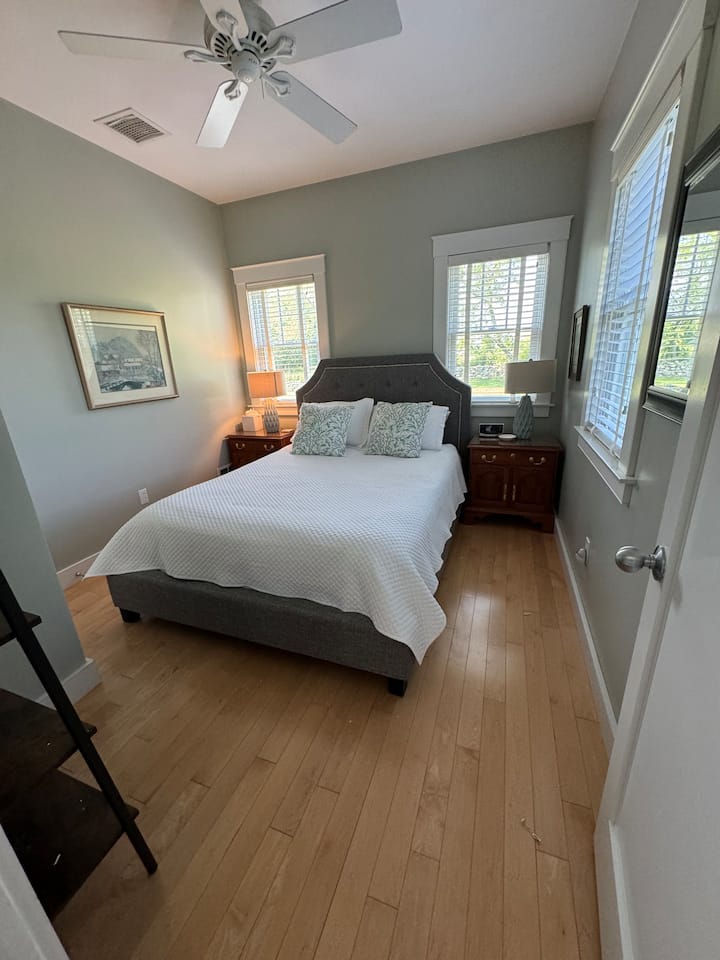 标准双人床客房，1楼，大厅浴室带步入式淋浴 