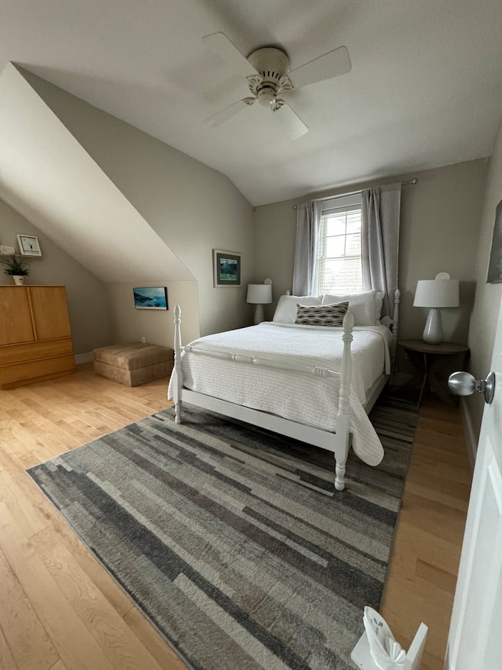 卧室配备全尺寸床和带步入式淋浴间的共用Jack and Jill卫生间 