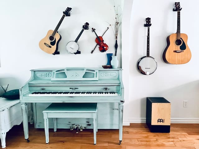 Family & Friends Gathering Place w/ Pool + Hot tub gallery image 3