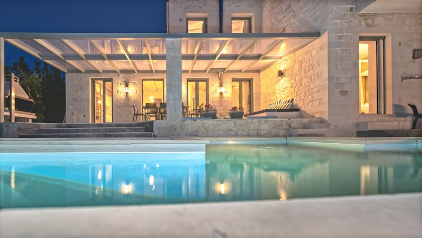 Mythic Grove Amazing View – Heated Pool- Jaccuzi