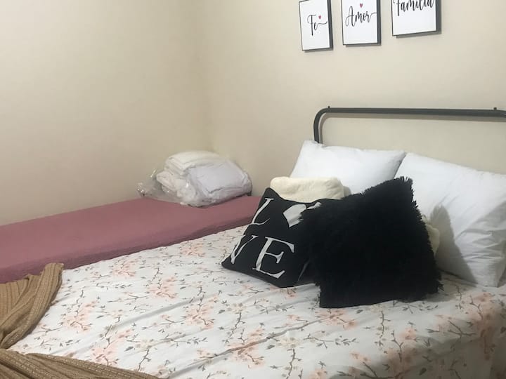 Chumba kilicho na kitanda cha sanduku mbili + sofa moja 